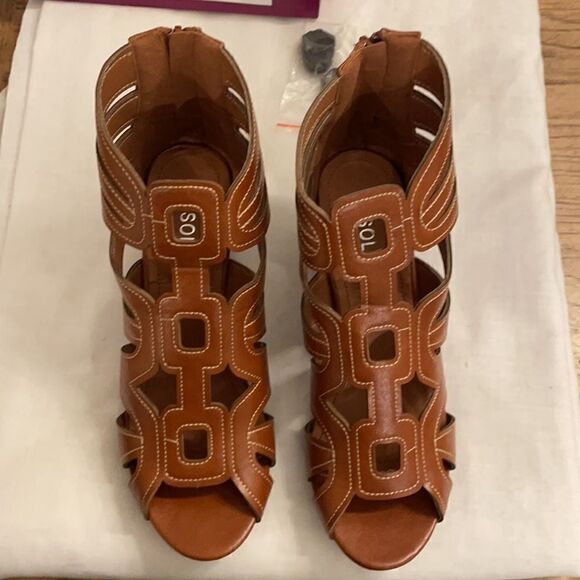 RASOLLI CAMEL BROWN CUT OUT OPEN TOE SHOOTIES.  NEW - Picture 3 of 11